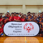 スペシャルオリンピックス日本・香川さんとのフロアボール合同連取・試合の集合写真